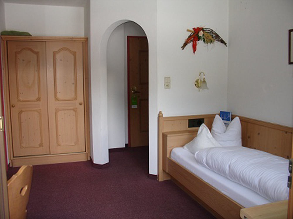 Hotel Hoehlenstein Tux Room photo